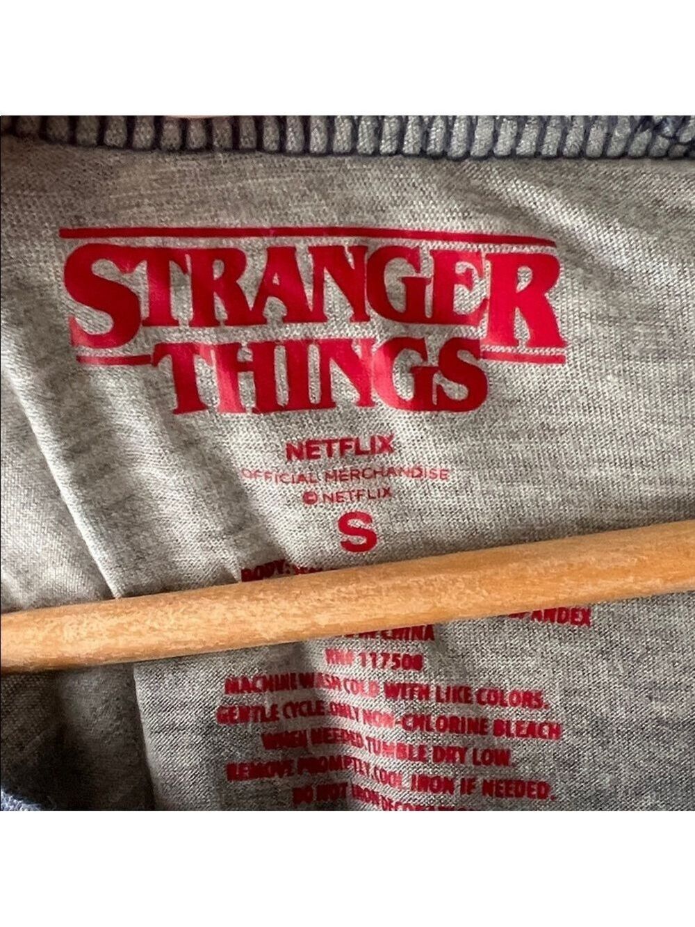 Stranger Things Gray Raglan T-Shirt Small - Picture 4 of 9